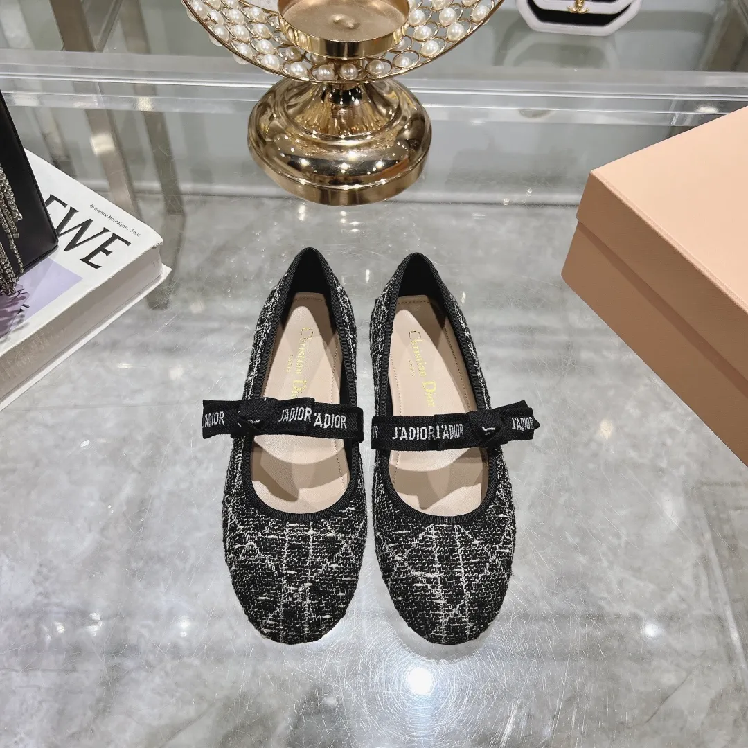 👟👟Ex-factory price 520👟👟 "Exclusive top version" Dior*Dior ✅2024vs spring and summer new series... [Round toe single shoes with small pearls] Original purchase and development! The last details of this shoe are perfectly restored 💐 The upper is made of special material and the inner padding is made of delicate lambskin. You can see the quality by looking at the details in real photos. It is a versatile style for little ladies and a lady. It is a stunning shoe at first glance... I love it. The genuine leather outsole imported from Italy has a five-pointed star logo! 35-39 (34.40 customization is non-refundable) Packaging: Original full set of packaging ☀The color official website is updated simultaneously